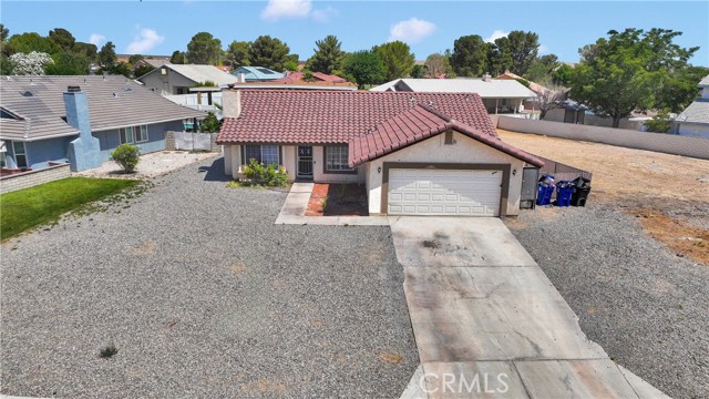 27818 Hummingbird Lane, Helendale CA: https://media.crmls.org/medias/0ffec596-c179-4224-89e0-c1ec4698719c.jpg