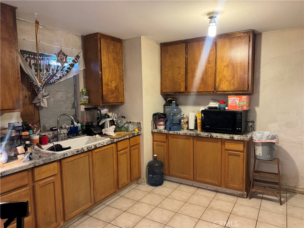 https://media.crmls.org/medias/0fffa2f9-acde-47c4-9585-0f92c4998dff.jpg?preset=X-Large