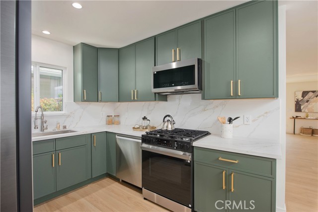 Detail Gallery Image 8 of 25 For 22330 Mobile St, Woodland Hills,  CA 91304 - 4 Beds | 2/1 Baths