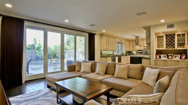 Detail Gallery Image 18 of 61 For 4461 Stern Ave, Sherman Oaks,  CA 91423 - 5 Beds | 4/1 Baths