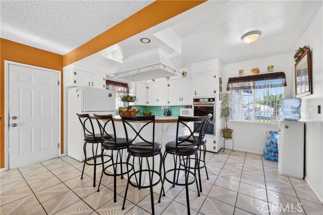 15937 Manzanita, Fontana CA: https://media.crmls.org/medias/100441a4-78eb-4a64-81e8-33d54fafe0cf.jpg