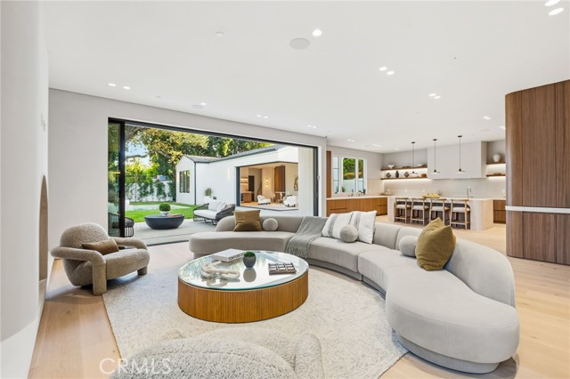 Detail Gallery Image 12 of 41 For 16782 Otsego, Encino,  CA 91436 - 6 Beds | 6/1 Baths