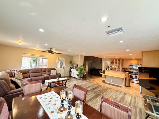 Detail Gallery Image 8 of 37 For 27939 Oakgale, Canyon Country,  CA 91351 - 3 Beds | 2 Baths