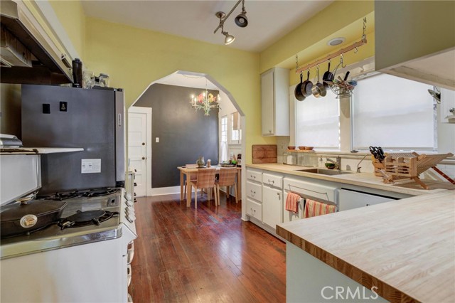 571 W 17th Street, San Pedro CA: https://media.crmls.org/medias/100b69bc-368c-41bb-a829-3eb7c8ae7e9e.jpg