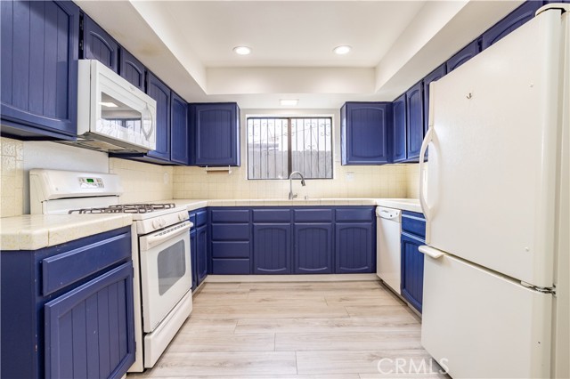 Detail Gallery Image 11 of 28 For 635 E Elmwood Ave #102,  Burbank,  CA 91501 - 2 Beds | 2 Baths