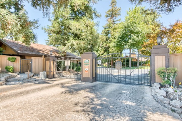 6300 N Palm Avenue, Fresno CA: https://media.crmls.org/medias/10104ee8-a82e-4e87-898f-e6199100eb68.jpg