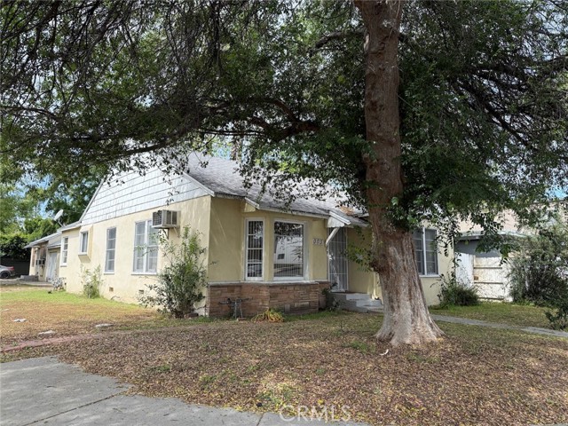 Detail Gallery Image 4 of 5 For 5003 Kester Ave, Sherman Oaks,  CA 91403 - 4 Beds | 2 Baths