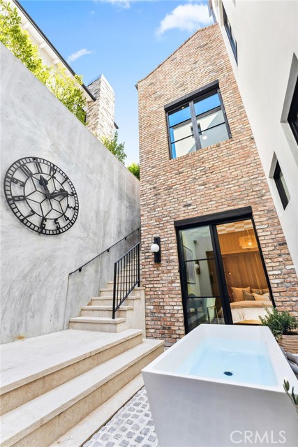 1831 Newport Hills E Drive, Newport Beach CA: https://media.crmls.org/medias/10115730-ee3b-4af8-87e9-5bdec948778c.jpg