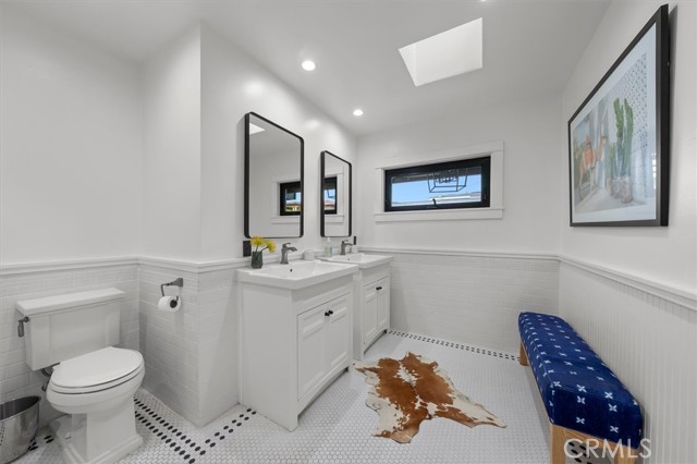 1012 10th Street, Manhattan Beach CA: https://media.crmls.org/medias/10138733-de8f-4b9a-be38-3c3c10c8c22b.jpg