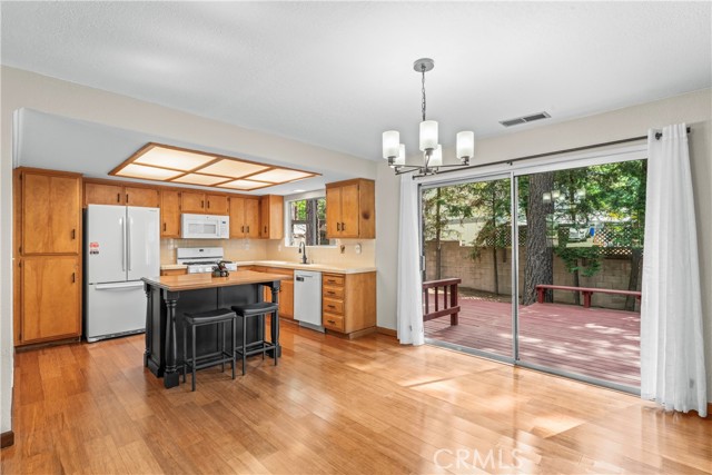 1381 Blackfoot W Trail, Lake Arrowhead CA: https://media.crmls.org/medias/10149d23-40b9-447e-9658-f5c21db84878.jpg