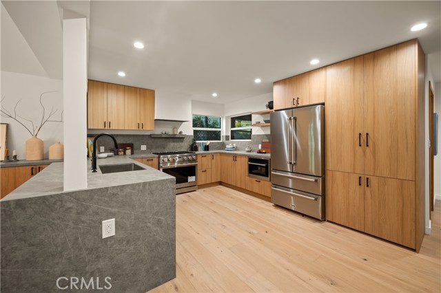 Detail Gallery Image 10 of 24 For 3947 Sumac Dr, Sherman Oaks,  CA 91403 - 4 Beds | 4/1 Baths