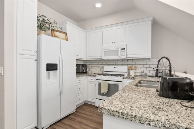 Detail Gallery Image 11 of 28 For 14104 W Birch Ln, Van Nuys,  CA 91405 - 3 Beds | 3 Baths