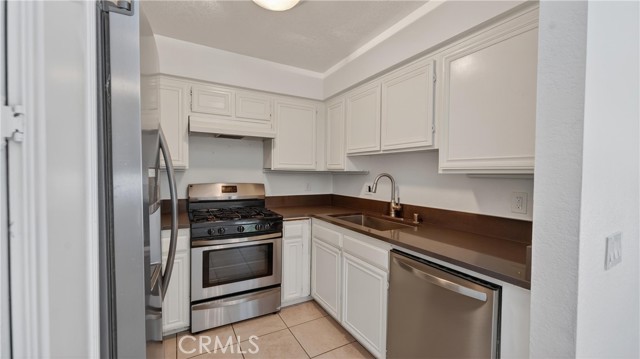 Detail Gallery Image 14 of 38 For 2600 W Segerstrom Ave #D,  Santa Ana,  CA 92704 - 3 Beds | 2/1 Baths