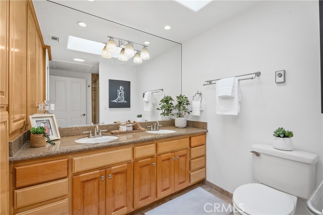Double sinks, skylight.