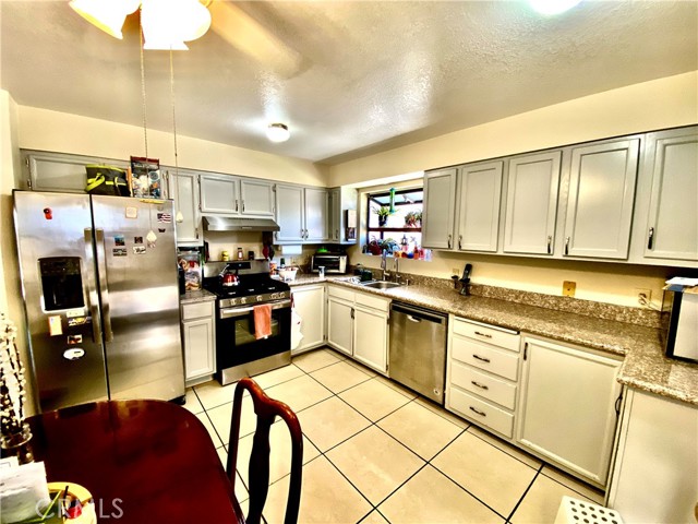 526 W Avenue J5, Lancaster CA: https://media.crmls.org/medias/1020184a-7c37-4aba-b2fe-8937bcfa9189.jpg