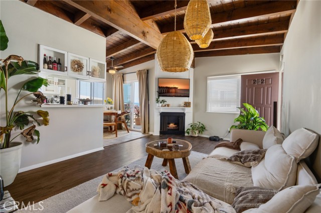 200 43rd Street, Manhattan Beach CA: https://media.crmls.org/medias/102050b2-1ce9-4e67-bef8-9f84b32549a1.jpg