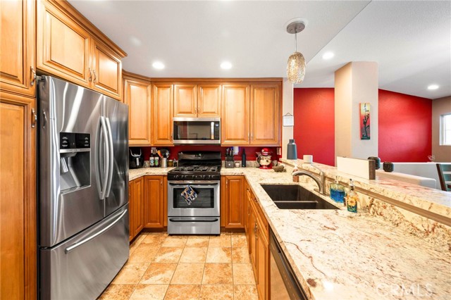 Detail Gallery Image 4 of 26 For 18024 Flynn Dr #5501,  Canyon Country,  CA 91387 - 2 Beds | 2 Baths