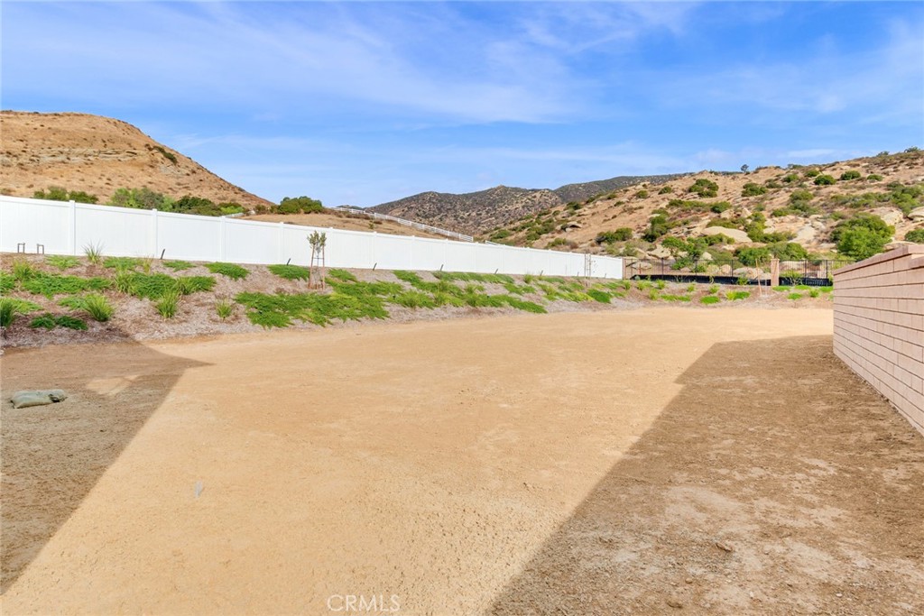 https://media.crmls.org/medias/1026f715-bfb8-4f1b-ac7c-710a9f987b68.jpg?preset=X-Large