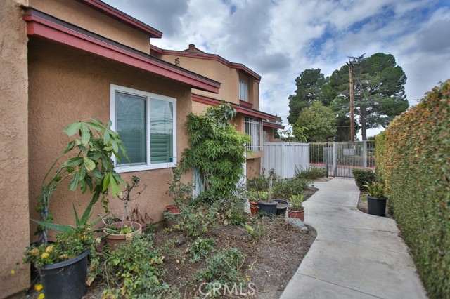 Detail Gallery Image 6 of 30 For 3900 W Hazard Ave #B,  Santa Ana,  CA 92703 - 2 Beds | 2/1 Baths