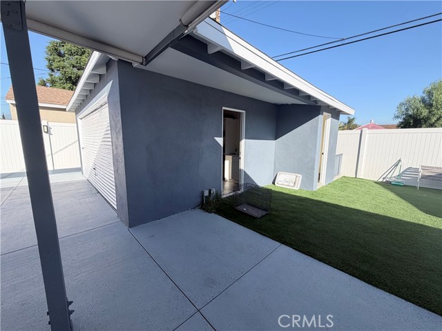 8118 Gentry Avenue, North Hollywood CA: https://media.crmls.org/medias/102c29aa-27e3-4e76-a8a8-9fb8990dca28.jpg