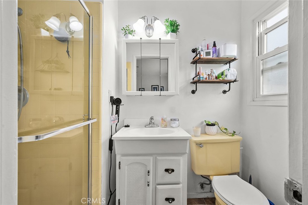 https://media.crmls.org/medias/102ca33c-7720-4516-b823-ad8967e98491.jpg?preset=X-Large