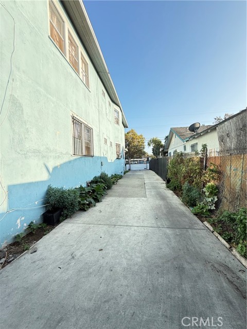 Detail Gallery Image 2 of 11 For 1963 E 111th St, Los Angeles,  CA 90059 - – Beds | – Baths