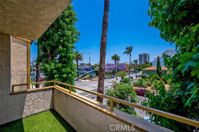 645 Chestnut Avenue, Long Beach CA: https://media.crmls.org/medias/10301725-1838-413c-81ab-97e2c004d22c.jpg