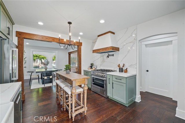 2111 S Bronson Ave, Los Angeles CA: https://media.crmls.org/medias/103183d4-9af6-461c-bfdf-7a2d34ed8cec.jpg