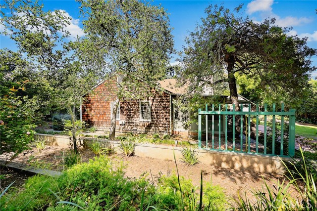 85 S San Rafael Avenue, Pasadena CA: https://media.crmls.org/medias/10326dc5-5184-4a94-b68e-569e1a327a97.jpg