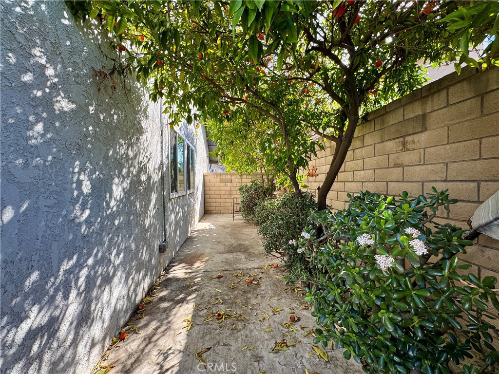 https://media.crmls.org/medias/103db3c7-de31-4815-871a-e489bd170b86.jpg?preset=X-Large