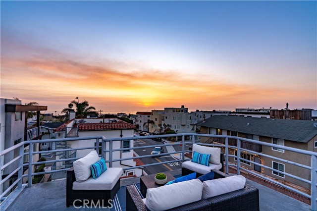 422 8th Street, Hermosa Beach, California 90254, 2 Bedrooms Bedrooms, ,2 BathroomsBathrooms,Residential,Sold,8th,SB23103489