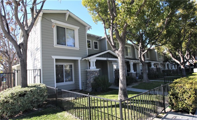 Detail Gallery Image 2 of 15 For 265 S Olive St, Anaheim,  CA 92805 - 3 Beds | 2/1 Baths