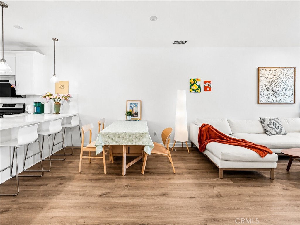 https://media.crmls.org/medias/1041781d-ac90-4e3c-9719-8fbb89668257.jpg?preset=X-Large