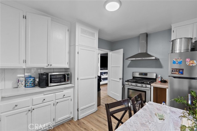 Detail Gallery Image 17 of 23 For 11816 Victory Bld, North Hollywood,  CA 91606 - 4 Beds | 2 Baths