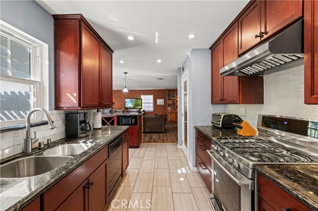 Detail Gallery Image 16 of 43 For 23668 via Delfina, Valencia,  CA 91355 - 4 Beds | 3 Baths