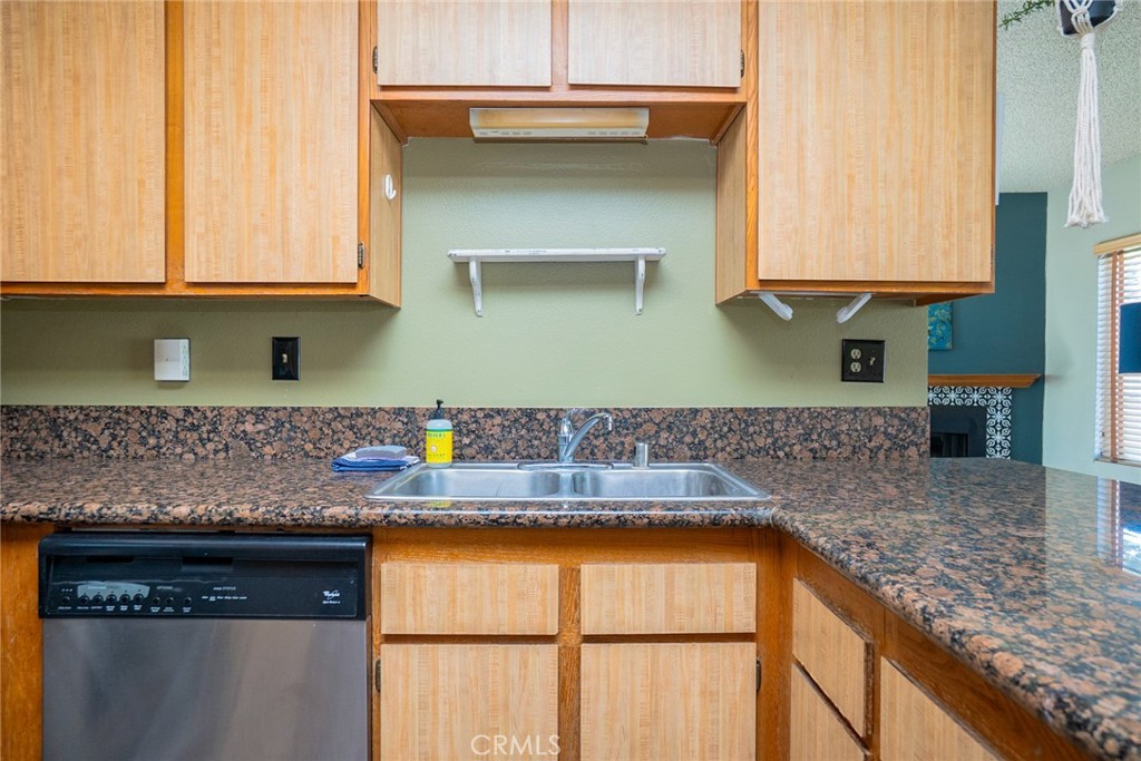 https://media.crmls.org/medias/1048febc-e269-45ba-8170-9efde9c3cefb.jpg?preset=X-Large