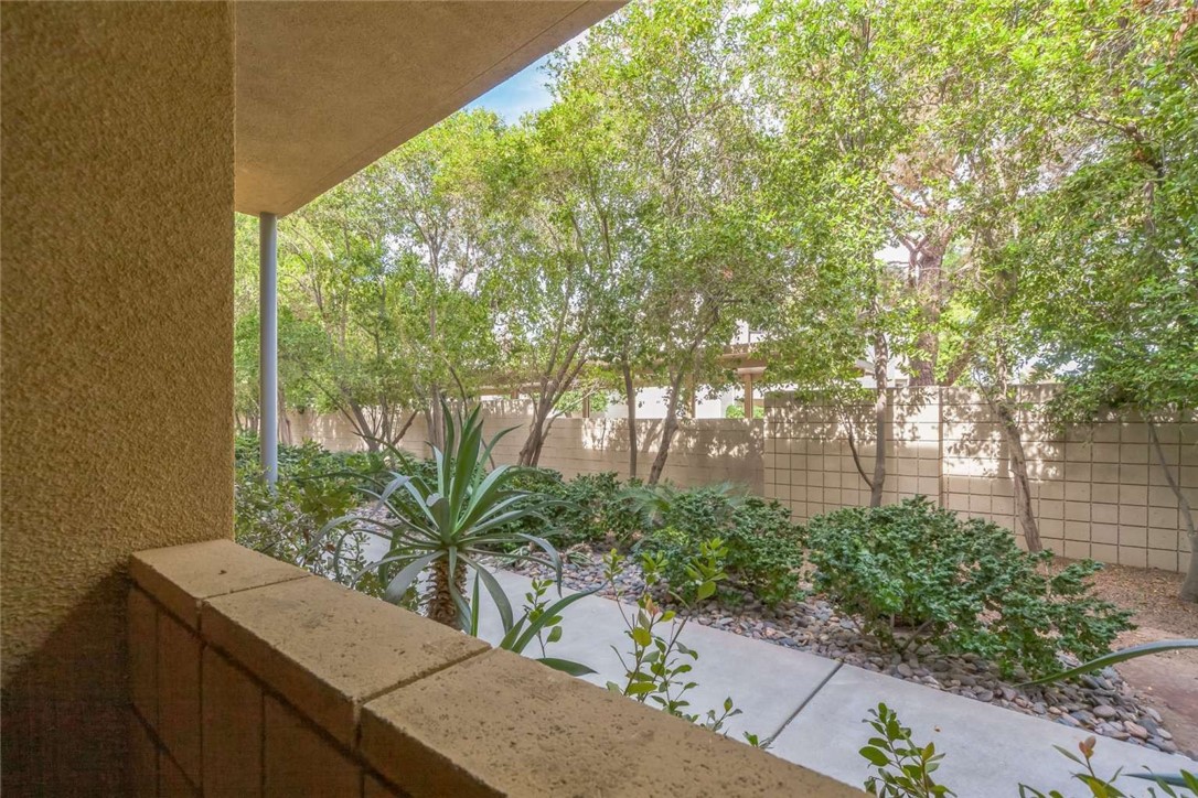 Detail Gallery Image 17 of 29 For 910 E Palm Canyon Dr #102,  Palm Springs,  CA 92264 - 2 Beds | 2 Baths