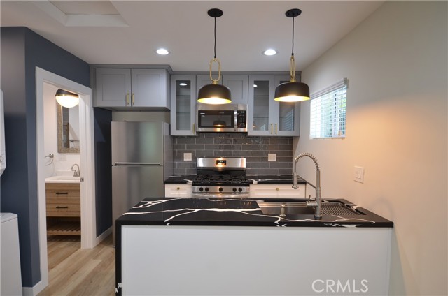 Detail Gallery Image 3 of 8 For 6406 Densmore Ave, Lake Balboa,  CA 91406 - 1 Beds | 1 Baths