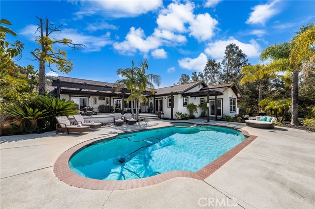 2465 Via Oeste Drive, Fallbrook CA: https://media.crmls.org/medias/104c5dce-c744-4a07-b119-2a00afbcd4a7.jpg
