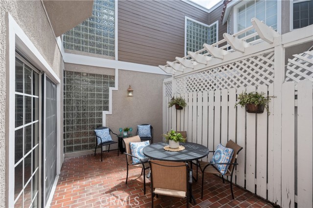2006 Aviation Way, Redondo Beach CA: https://media.crmls.org/medias/104c7418-1f07-4b1d-a2c1-75db26f95071.jpg