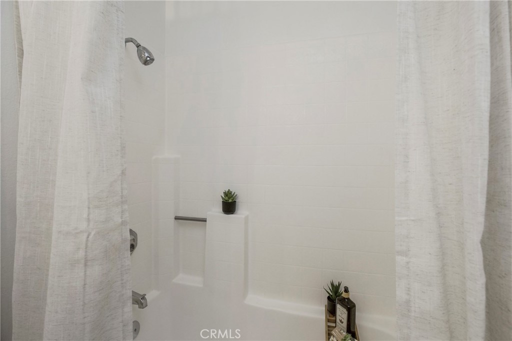 https://media.crmls.org/medias/104cd817-b1e2-482a-93f0-9dbb8c3e36c4.jpg?preset=X-Large