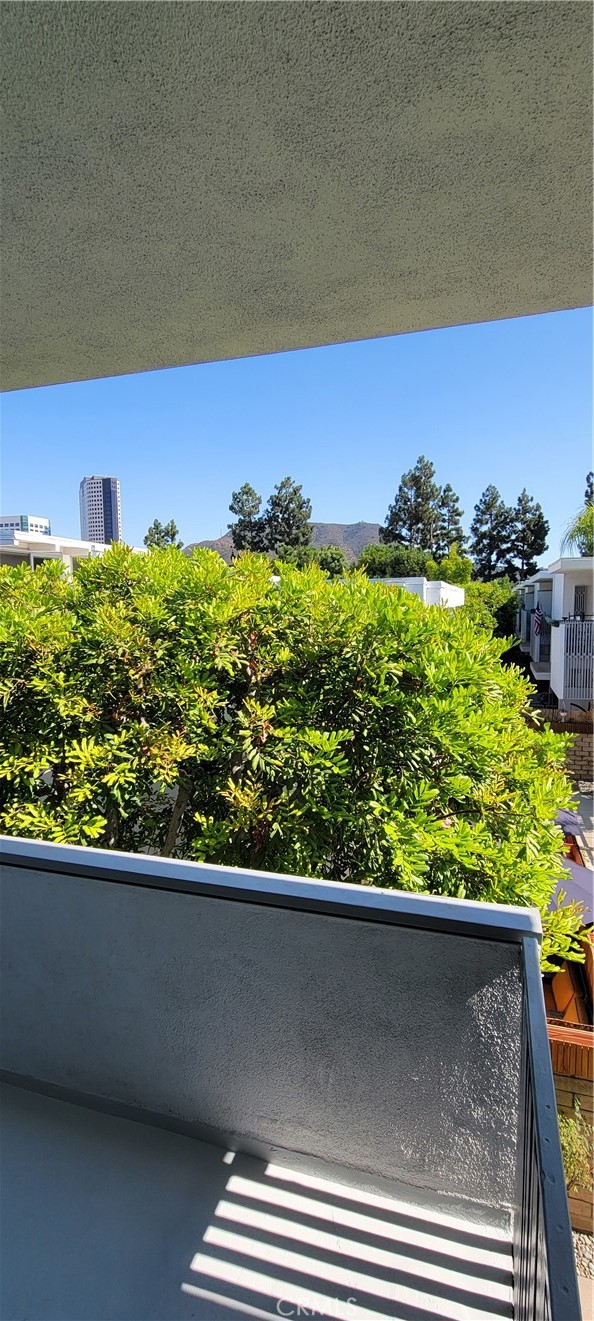 4251 W Sarah Street, Burbank CA: https://media.crmls.org/medias/104e8b36-221d-4294-a3ab-65472b92946e.jpg