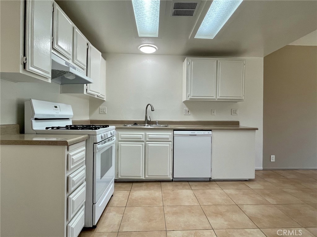 https://media.crmls.org/medias/1053d598-7919-4bdd-bdd4-6a8d81ee06dd.jpg?preset=X-Large