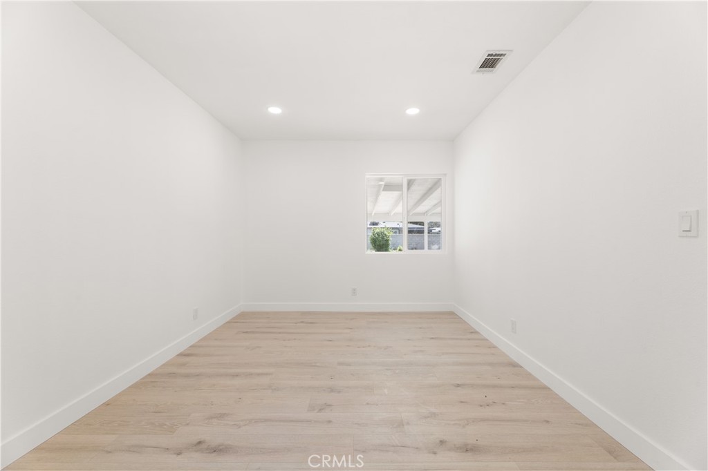https://media.crmls.org/medias/10549fde-a27d-4576-b9f7-ad6f4962fb30.jpg?preset=X-Large