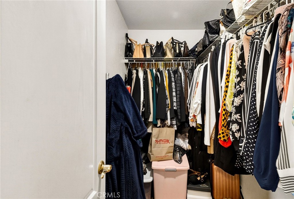https://media.crmls.org/medias/1054f525-6477-4013-9ade-e8b306c51df3.jpg?preset=X-Large