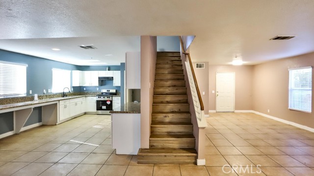 Detail Gallery Image 7 of 30 For 11355 Tondela St, Fontana,  CA 92337 - 5 Beds | 2/1 Baths