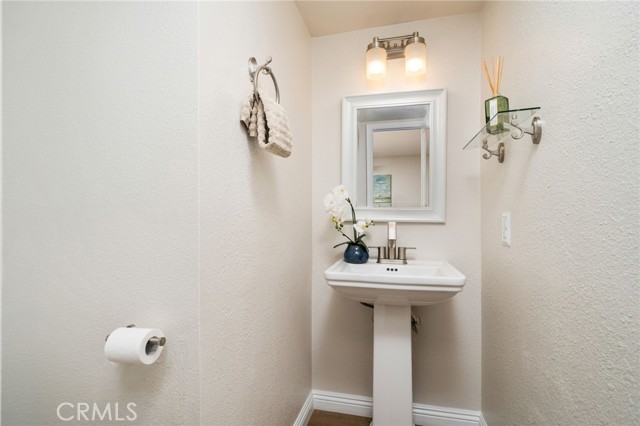 270 Fern Court, Azusa CA: https://media.crmls.org/medias/105e70f7-b70e-494a-91d4-d8d500963fa8.jpg