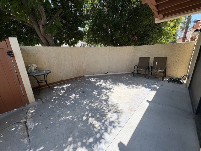 21551 Burbank Boulevard, Woodland Hills CA: https://media.crmls.org/medias/105f2829-67ed-4d71-b5cb-82f4bb5bbc62.jpg