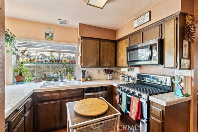Detail Gallery Image 9 of 26 For 1302 Turquoise Dr, Corona,  CA 92882 - 4 Beds | 2 Baths