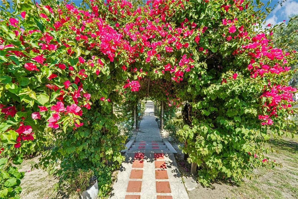 https://media.crmls.org/medias/106416f9-c903-4f64-a061-e478e0808c51.jpg?preset=X-Large